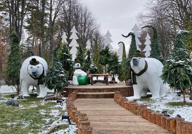 В парке Горького в Харькове появилась новогодняя фотозона с белыми медведями. 