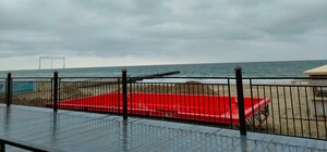 Почти в море: на одесском пляже начали устанавливать бассейн