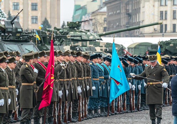 На площади Свободы военные готовятся к праздничному параду.
