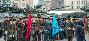 Фоторепортаж: на площади Свободы военные готовятся к праздничному параду