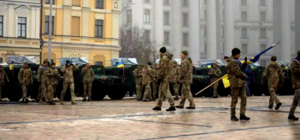 На Михайловскую площадь съехалась военная техника: в чем причина