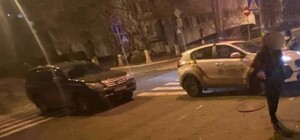 В Киеве женщина на Lexus чуть не сбила мопедиста, пытаясь скрыться от полиции