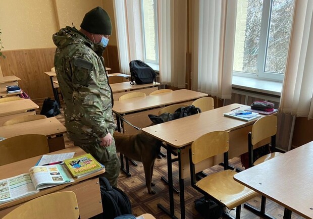 В Харькове искали взрывчатку в 196 школах и 23 техникумах. 