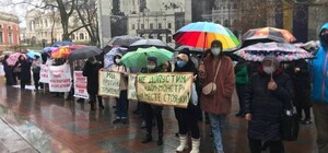 Против застройки и вакцинации: у Одесского горсовета митингуют люди