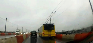 В Киеве из-за непогоды остановились троллейбусы: людям пришлось идти пешком