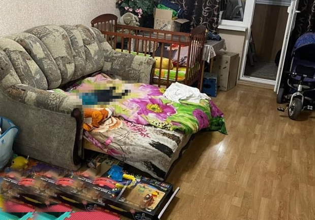 Появились фото из квартиры на Салтовке, в которой мать задушила двухлетнего сына. 