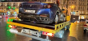 В Киеве эвакуировали Ferrari со швейцарскими номерами за нарушение правил парковки