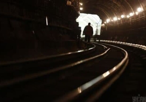На станции метро "Центральный рынок" 16-летний парень прыгнул на рельсы. 