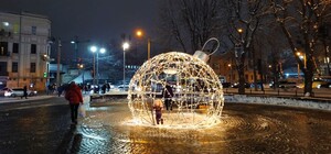 У центрі Львова встановили казкові новорічні інсталяції з ілюмінацією