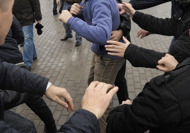 В массовой драке на Журавлевке пострадали пятеро полицейских. 