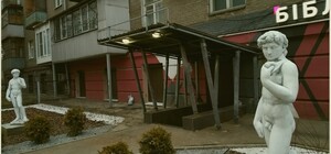 Запорожцы высмеяли обнаженные скульптуры перед библиотекой