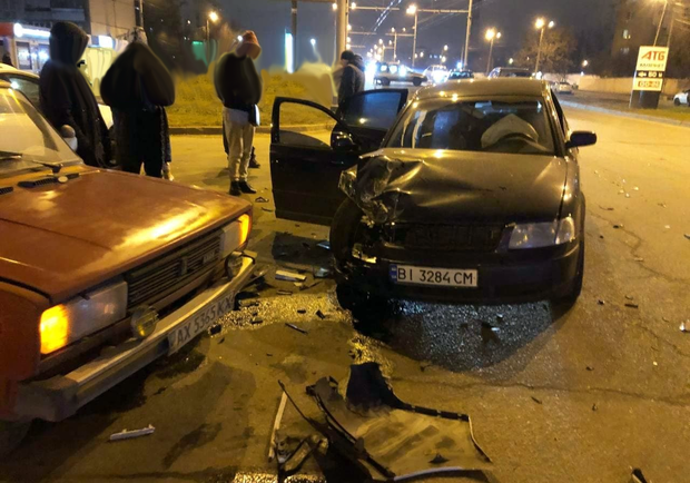В Харькове пьяный водитель разбил три автомобиля. 
