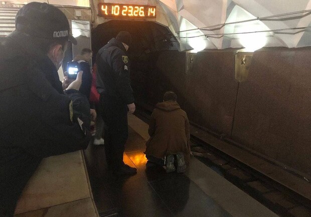 В Харькове спасли котенка, который упал на рельсы в метро. 