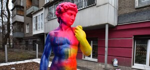 Около запорожской библиотеки разукрасили скульптуры обнаженных 