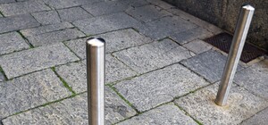 В Одессе мужчина решил выдрать антипарковочный столбик из асфальта: видео