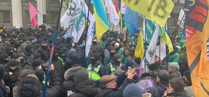 Под Верховной Радой протесты и взрывы: улица Грушевского перекрыта