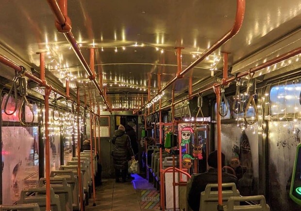 В Харькове начал курсировать новогодний трамвай. 