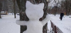 Первый снегопад: в Харькове массово лепят снежные скульптуры (фото)