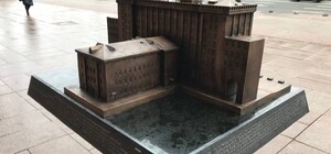 Перед зданием киевской мэрии появилась ее уменьшенная копия