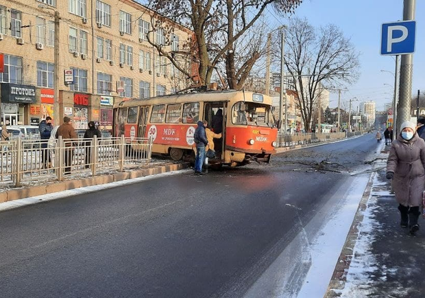 В Харькове трамвай слетел с рельсов и врезался в дерево, есть пострадавшая. 