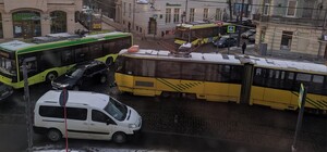 Через неправильно спроєктовані пересічення  контактної мережі на Бандери зупиняються тролейбуси та блокують перехрестя