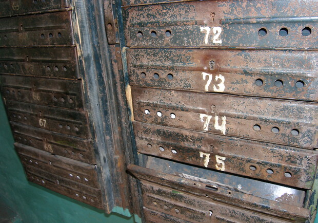 В каждом втором подъезде почтовые ящики находятся в плачевном - "аварийном" состоянии. Фото Юлии ЯРМОЛЕНКО.