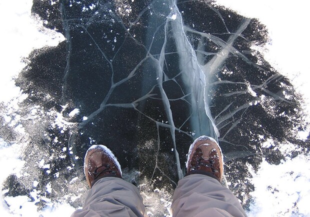 На реке Харьков под лед провалились двое парней. 
