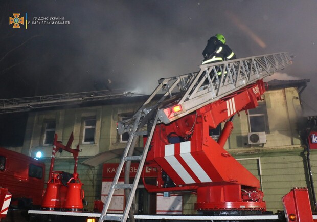 В Харькове 50 пожарных семь часов гасят масштабный пожар на складе. 