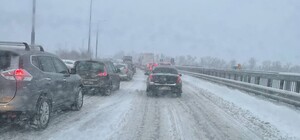 Запорожье стоит в пробках из-за снегопада