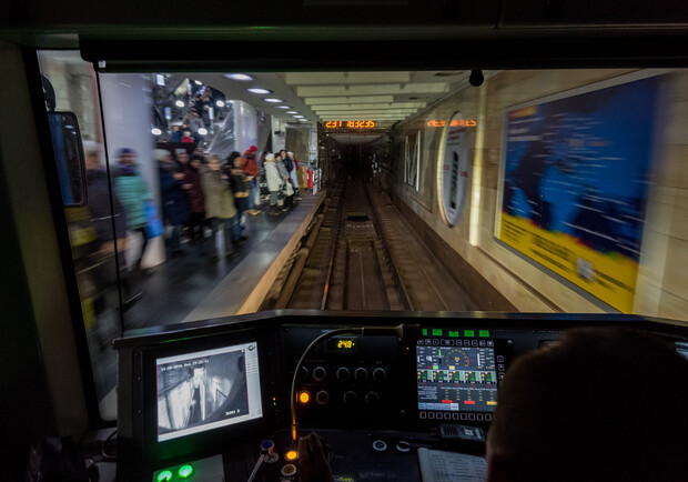 В харьковское метро приглашают работать машинистом электропоезда. 