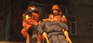 Киевские спасатели пытались спустить с крыши мужчину и уронили его - видео