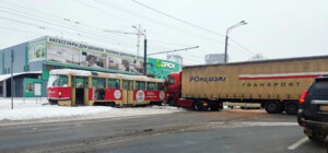 На улице Шевченко фура врезалась в трамвай: образовалась огромная пробка