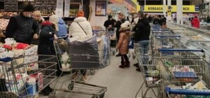 Предпраздничный ажиотаж в Одессе: толпы на кассах и очереди на почту
