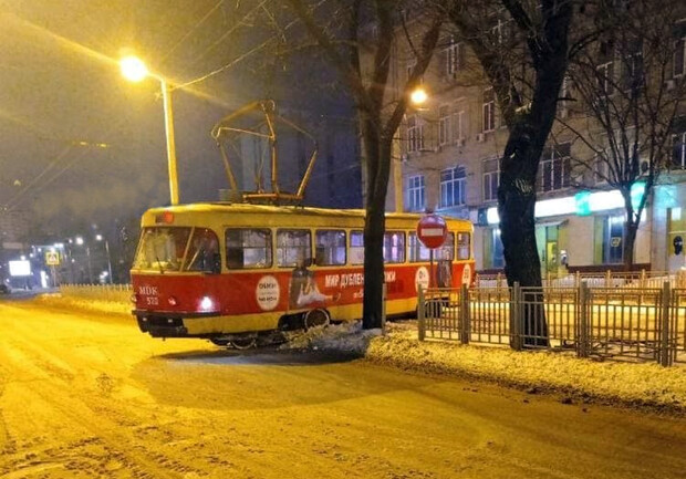 В центре Харькова трамвай сошел с рельсов и перегородил дорогу. 
