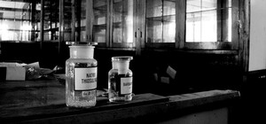  В заброшенной аптеке на Холодильной нашли тело девушки (фото 18+)