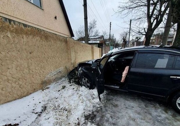 В Харькове иномарка протаранила бетонный забор. 