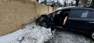 Водитель в больнице: в Харькове иномарка протаранила бетонный забор