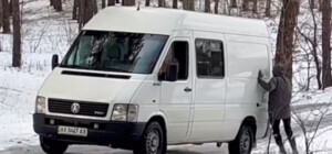 В Харькове парень руками остановил микроавтобус (видео)