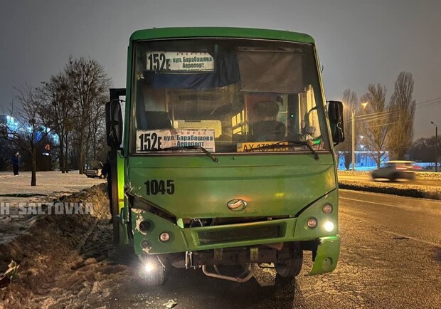 В Харькове маршрутка влетела в припаркованный автомобиль. 
