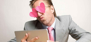 В Полтаве мужчина под видом женщины заманивает девушек в квартиру