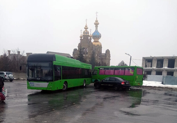 На проспекте Жуковского столкнулись две маршрутки. 