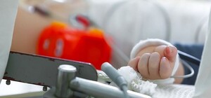 В Кривом Роге годовалый ребенок опрокинул на себя чайник с кипятком 