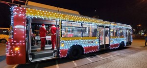 Сотни огней и колядки: как прошел парад рождественского транспорта в Одессе