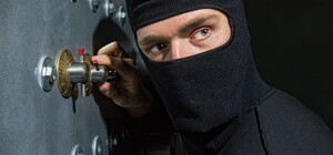 В супермаркете на Новобеличах охранник помог вору обокрасть посетителей