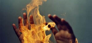 Из-за семейной ссоры: в Харькове полицейские спасли мужчину, который пытался себя сжечь (видео)