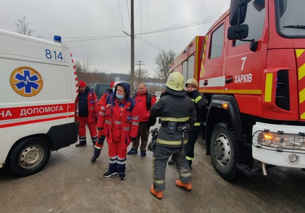 Мужчине, который порезал ноги бензопилой под Харьковом, помогали и медики, и спасатели. 