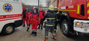 К мужчине, который порезал ноги бензопилой, из-за гололеда медики добрались только с помощью спасателей