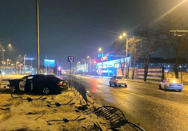 В Харькове автомобиль такси вылетел с дороги и снес ограждение. 