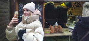 У Львові голодні туристи влаштували різдвяну трапезу на фонтані (фото і відео)