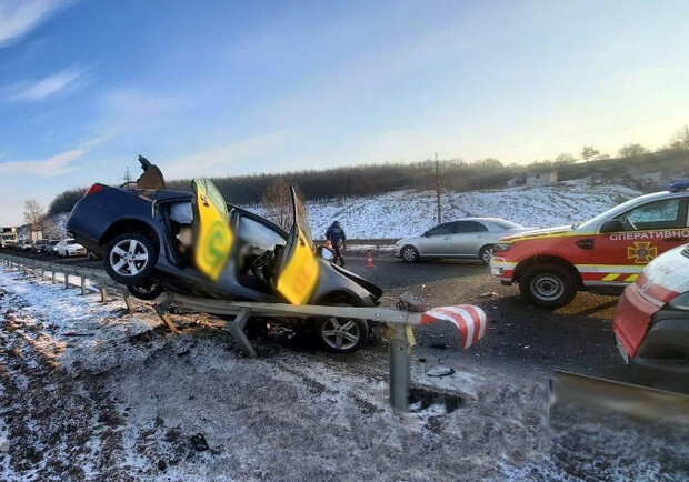 На Окружной Харькова — смертельное ДТП с участием такси, погибло три человека, двое детей в больнице. 